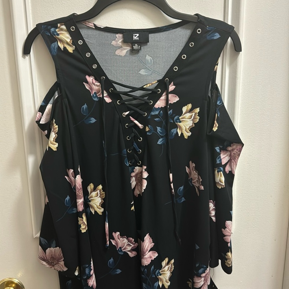 NEW: XL IZ BYER Floral Cold Shoulder Lace Up Top Flowers
